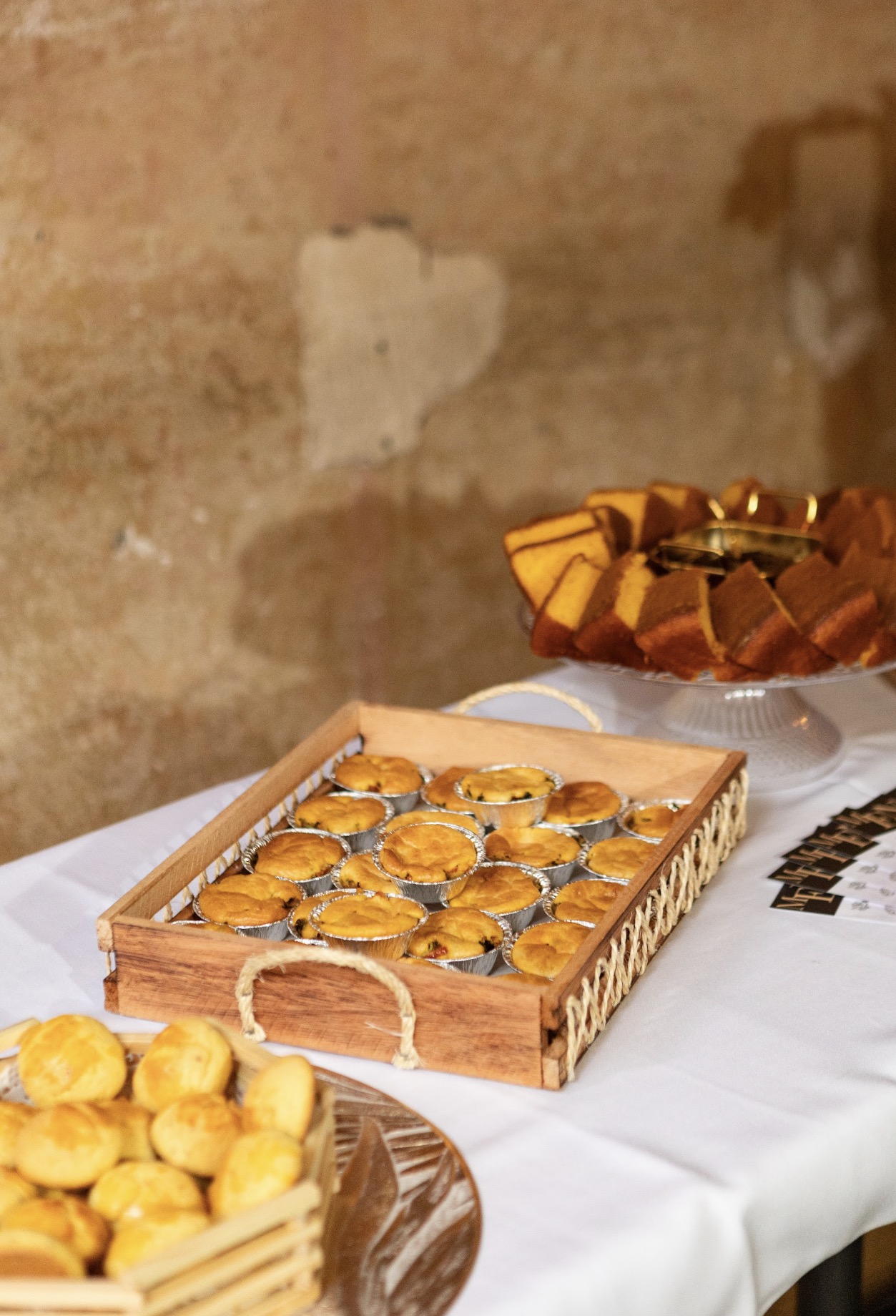 Mesa preparada com pães, bolos e quitutes