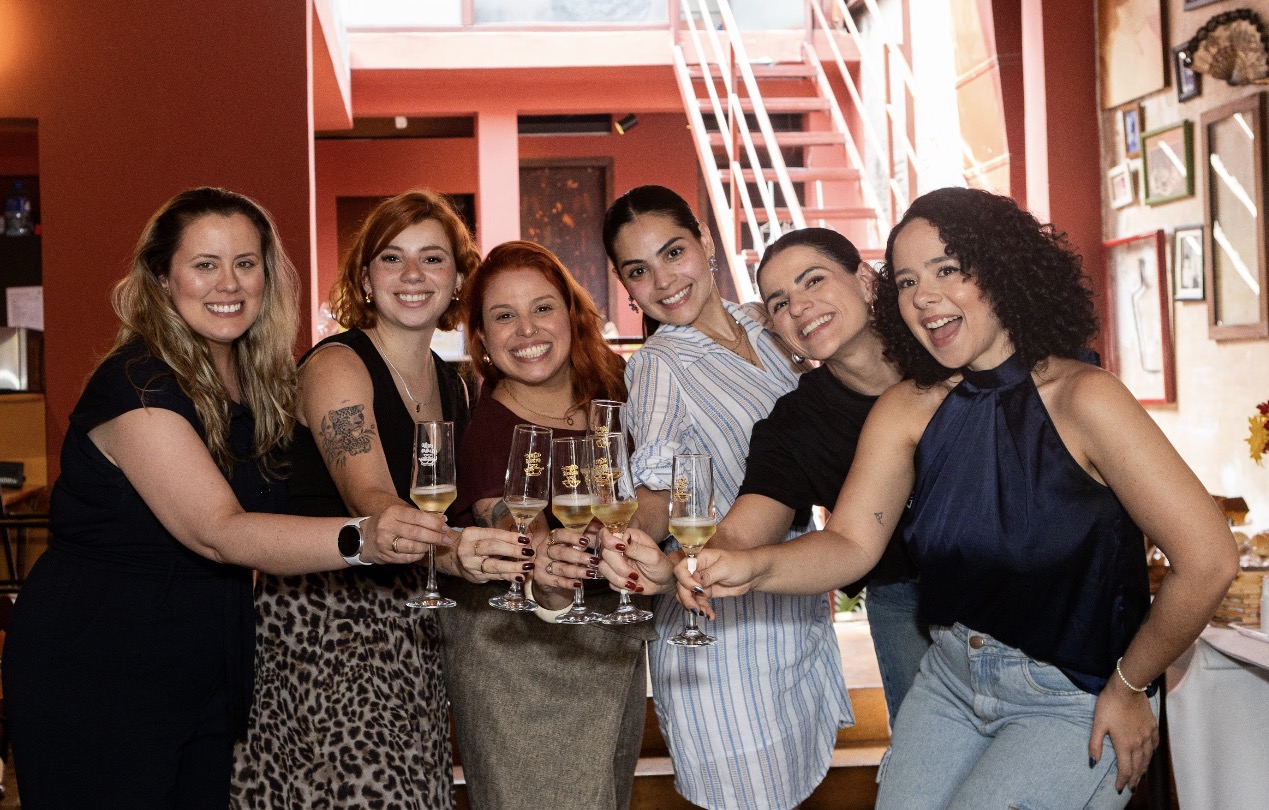 Mulheres reunidas à mesa em uma conversa